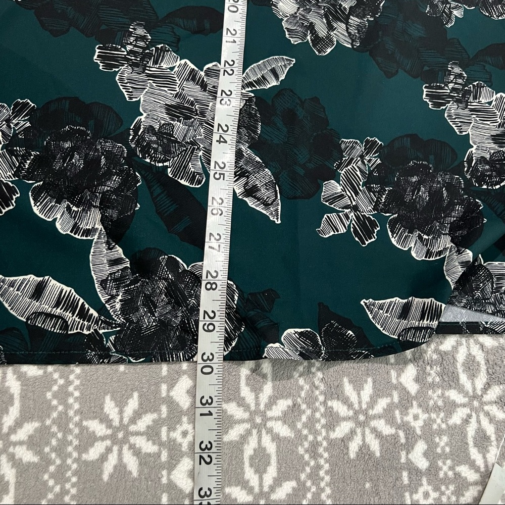 Eloquii Floral Blouse With Ruched Sleeves Green/Black/White Size 28 - Picture 8 of 10